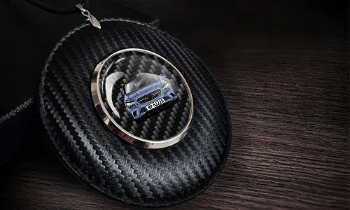 autospiegelanhänger mit foto auf dem Tisch Rückspiegelanhänger