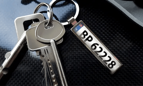 Nøglering med bilillustrations-brik og metalring