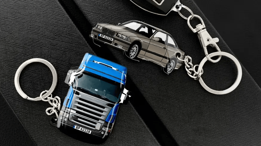 Breloki w kształcie samochodu i ciężarówki, prezentowane jako personalizowane akcesoria do pojazdów
