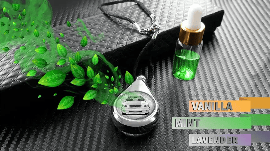 Bilparfumevedhæng, der frigiver duft, ved siden af genopfyldningsflasker, som viser tilgængelige aromaer som vanilje, mint og lavendel