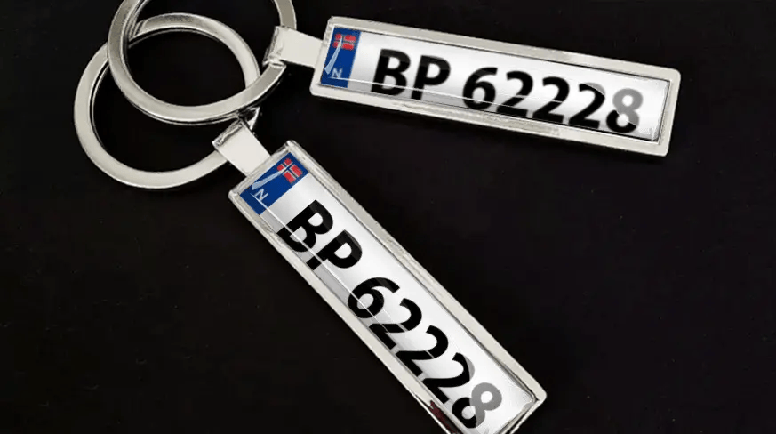 Nyckelringar med anpassad registreringsskylt, metallfinish och personligt nummerdesign