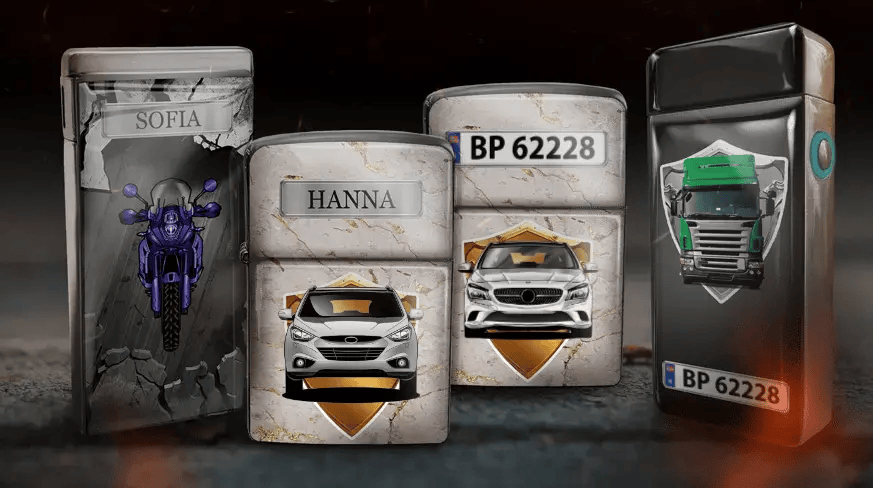 Sammlung dekorativer Dosen mit Fahrzeugmotiven auf marmorähnlichem Hintergrund. Die Dosen zeigen ein Motorrad, blaue und rote Autos sowie einen grünen LKW mit Kennzeichen. Die Namen „SOFIA“ und „HANNA“ sind sichtbar, was ein elegantes und stilvolles Design vermittelt.