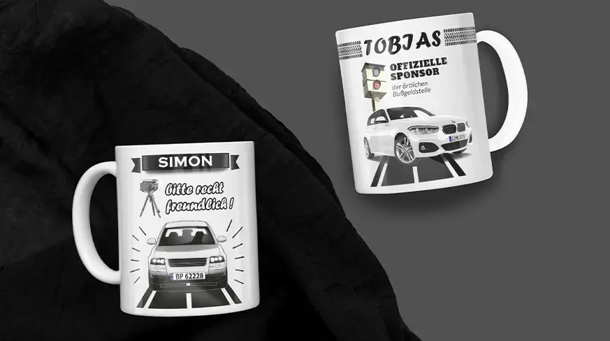 Zwei weiße Tassen mit Auto- und Blitzer-Motiven: Simons Tasse mit freundlicher Botschaft, Tobias' Tasse mit humorvollem Bußgeldtext
